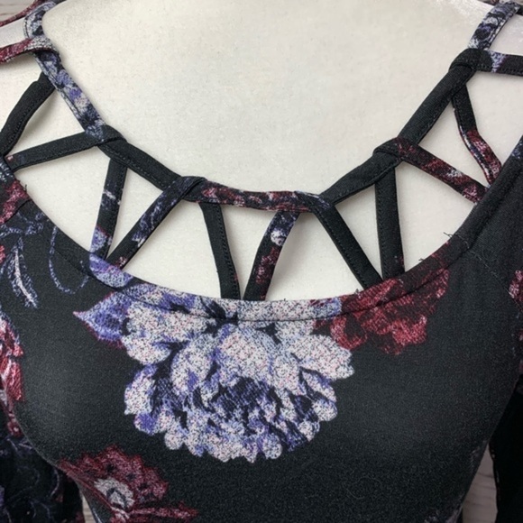 NWT Maurices Lattice Neck Floral Tee - Picture 3 of 6